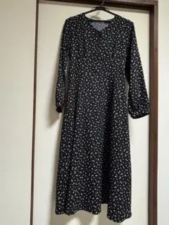 RAYCASSIN FAVORI 長袖ブラックロングワンピース　小花柄