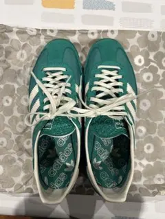 アディダス　スニーカー