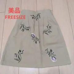 【美品】花柄刺繍 ベージュ フレアスカート 膝丈のサムネイル