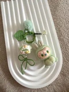 ラブブキャラクター とドリンクストラップ グリーン