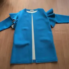 フリル付き青ロングコート