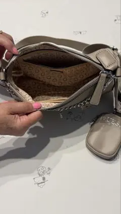 GUESS ショルダーバッグ ベージュ 新品 未使用 即購入OKのサムネイル