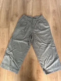 ヘルス HELS スラックスワイドパンツ プリーツ入り　モスグリーンカラー