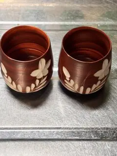 茶色の花模様湯飲み 2個セット