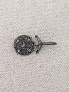 英国MIRACLE社製ビンテージブローチ 盾と剣のデザイン ブローチ