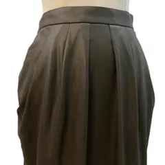 【タエアシダ】tae ashida 膝丈スカート タック 光沢感 カーキ 高級感のサムネイル