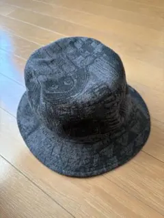 黒のパターン入りバケットハット