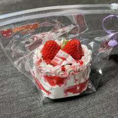 LUCKCAT スクイーズ ラックキャット　ストロベリーケーキ　いちごケーキのサムネイル