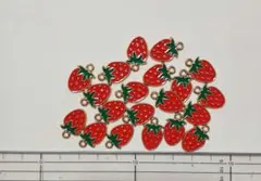 イチゴデザインの金属製チャーム 約20個