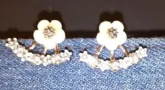 新品 未使用 レディース ピアス 花 キラキラ 白 ホワイト