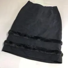 ヴェルサーチ　イタリア製　ファー付き タイトスカート ひざ丈　黒のサムネイル
