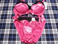 【エメフィール】『ピンク色ブラ・ショーツ〈D65/M〉』◎サテン/強光沢/ハート