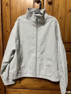 ライトグレー ジップアップジャケット