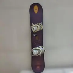 モロースノーボードと白いバインディングセット