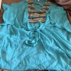 ターコイズ色刺繍入りVネックチュニック