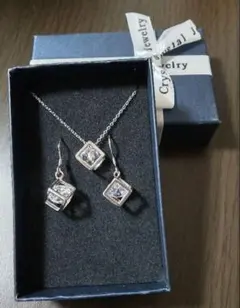 ネックレスとピアスのセット