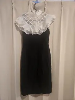 フリル付き黒ドレス