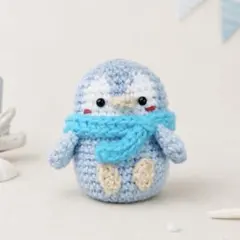 マフラーを巻いたころんと小さなペンギンのあみぐるみ　ブルー