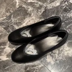 ヒルズアベニュー　シンプルなパンプス　ビジューアクセサリー付き