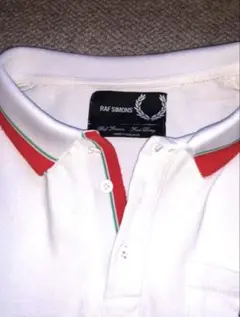銀バッチフレッドペリー/ラフシモンズMade in England 白ポロシャツのサムネイル