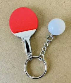 カラフルな卓球のラケットとピン球のキーホルダー（レッド１個）