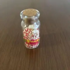 ミニチュア瓶 赤い飾り粒　星砂