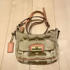 コーチ　ショルバーバッグ　サーモンピンク