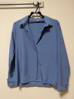 青い長袖シャツ 前開き 襟付き