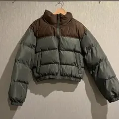 グリーンとブラウンのダウンジャケット