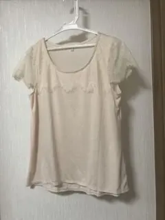 レース付きベージュ半袖トップス