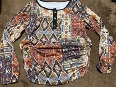 幾何学模様 長袖Tシャツ ボタン付き