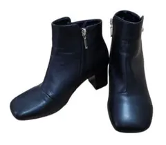 黒いジッパー付き　ショートヒールブーツ