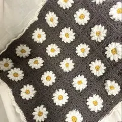 手編み　ぷっくりお花のモチーフ　ブランケットマルチカバー　グラニースクエア
