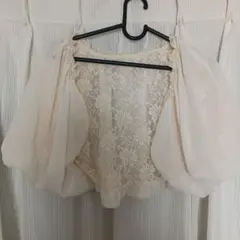 結婚式パーティーにクリーム色レースビジュー付きボレロ