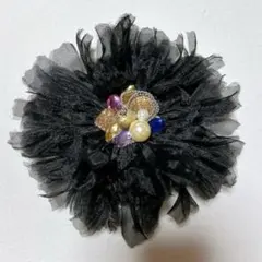 黒い花形ブローチ パールとカラージュエル付き　コサージュ
