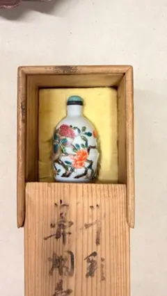 中国美術 粉彩 花卉文 鼻煙壺 磁器 翡翠色蓋 木箱付 古美術