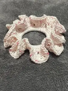 シンプルなフリルデザインのシュシュ（ホワイト×ピンク）・手編み