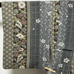 b928 正絹　袷　小紋　金彩　グレー系　着物のサムネイル