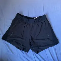 ASICS ブラック ショートパンツ　女性　レディース　スポーツ　ランニング