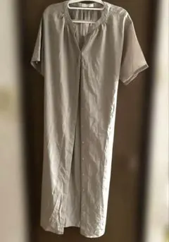 ベージュ ボタン付き ロングシャツワンピース