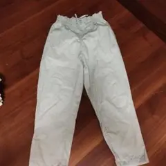 ミントグリーンのパンツ