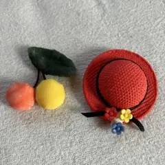 カラフルなチェリーのブローチと帽子のへアーピン