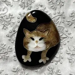 手作り七宝焼　飛ぶネコのブローチ　銀張有線七宝　銀七宝　猫