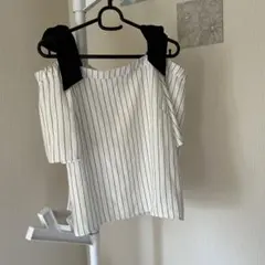 オフショルダー ホワイト・ブラックストライプシャツ