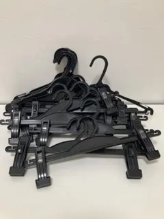 黒いプラスチック製衣類ハンガーセット