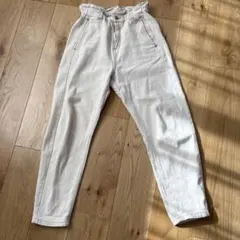 クリーム色テーパードパンツ シンプルカジュアルパンツ