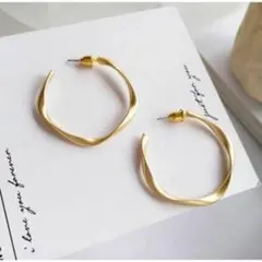 【ゴールド】フープ ピアス ツイストデザイン シンプル 人気 アクセサリー 新品
