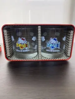 平成レトロ　サンリオ　ハローキティペアグラス 缶ケース付 レトロ飛行機柄