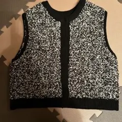コムサイズム　黒と白のミックス ニットベスト　前は内にボタン有りで開きます。