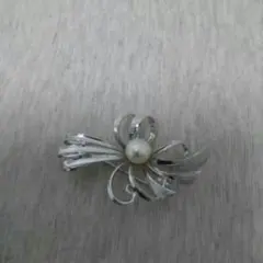 パールのブローチです。